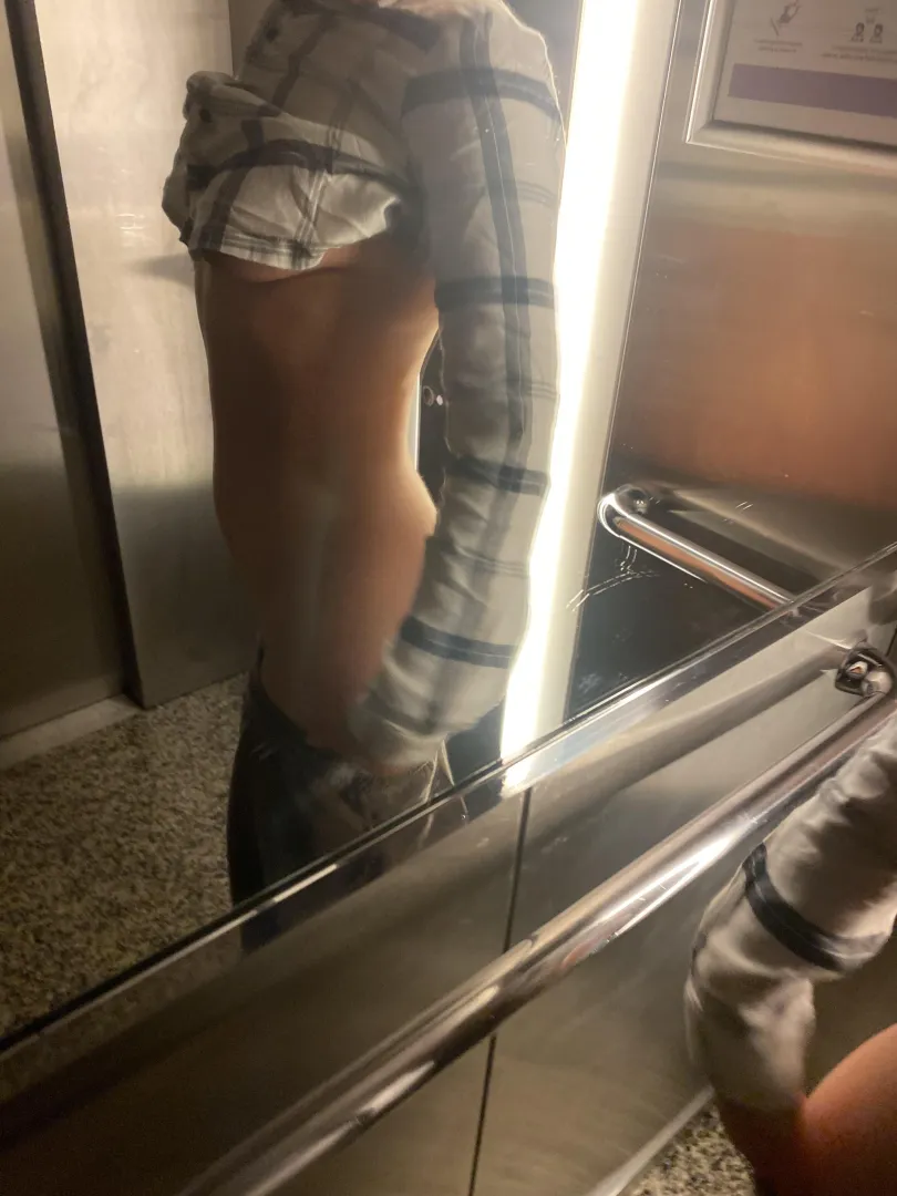 F22 - sending nudes from work just upvt