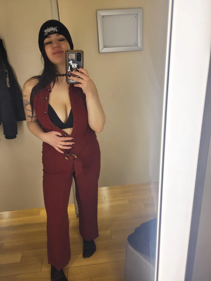 F[28] In a plunging neckline