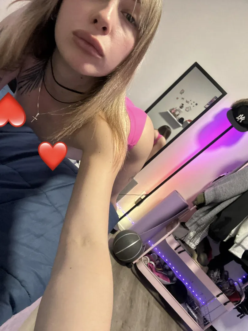 [F4M] girl with nice butt and even better tits, would love to have horny chat. By the way how u gonna rate my butt? Tits will show in dm