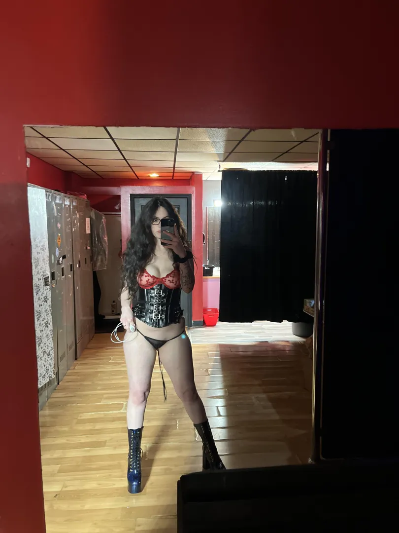 F4M IM AT THE PONY STRIP CLUB NOW TIL CLOSE