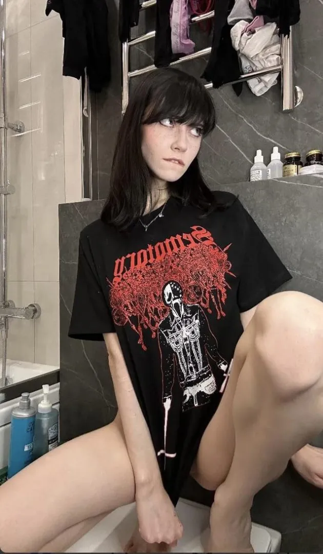 [F4M] Looking to do a slow burn rp where I play your loser older sister