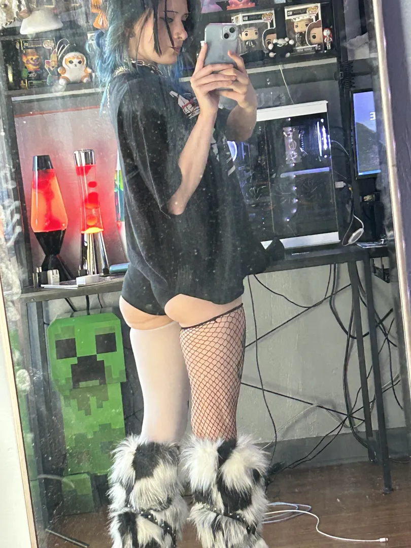 Fishnet stockings and booty :3