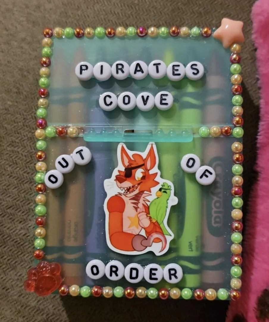 FNAF deco crayon box!