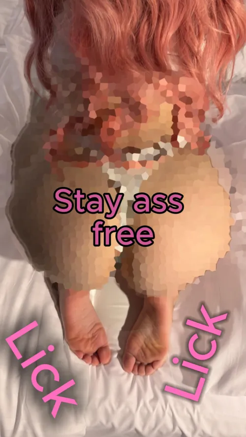 .. focus on my perfect feet, loser 