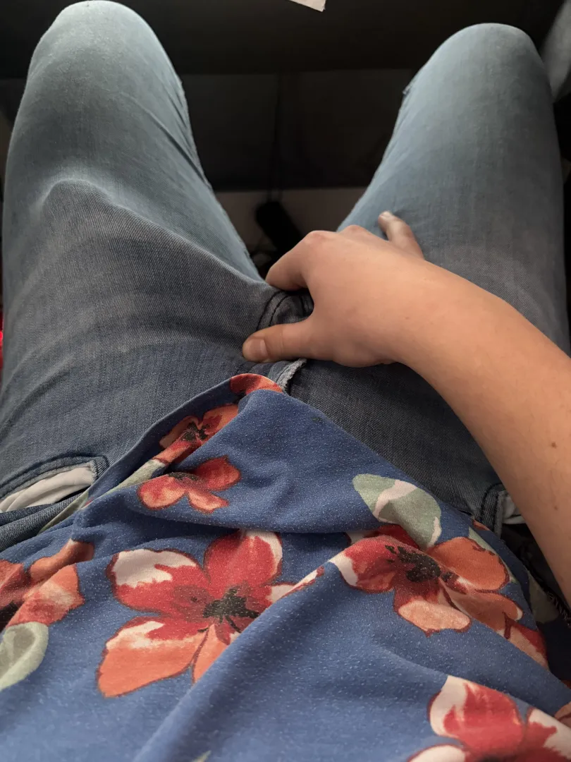 Freeballing in jeans