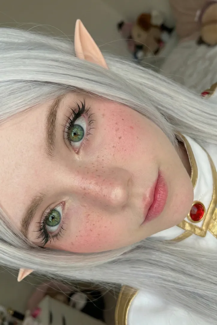 Frieren cosplay by marelynwaffle