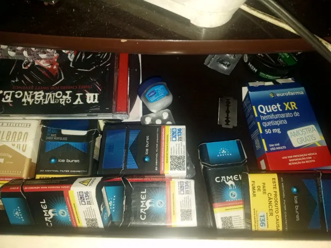 fui arrumar minha gaveta e essa foi a coisa mais emo que já vi