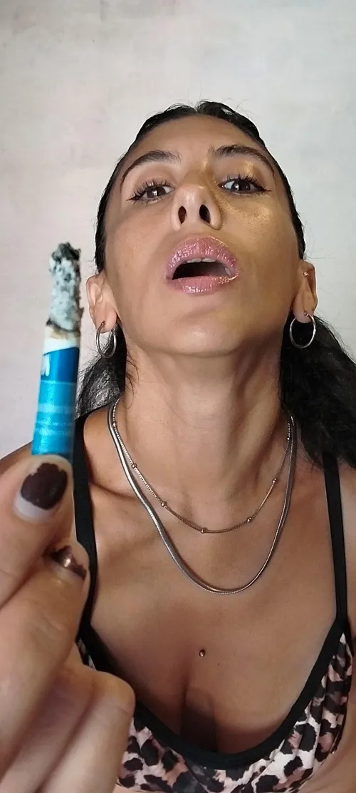 Fuma conmigo tu mamy esta sola ... tengo uno para los dos, te comparto !