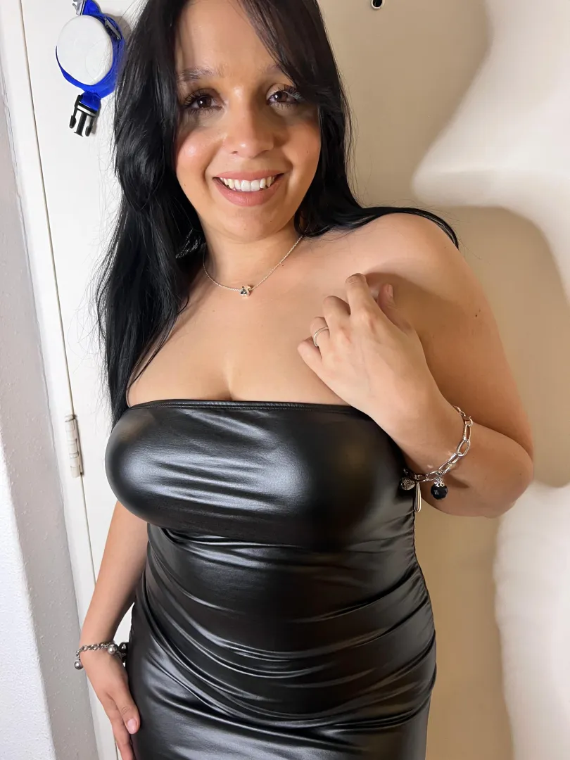 Galadriel, 25 ys old and already married... still too naughty and tight enough