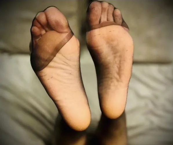 Get your nose closer, breathe in the scent of my toes in hose