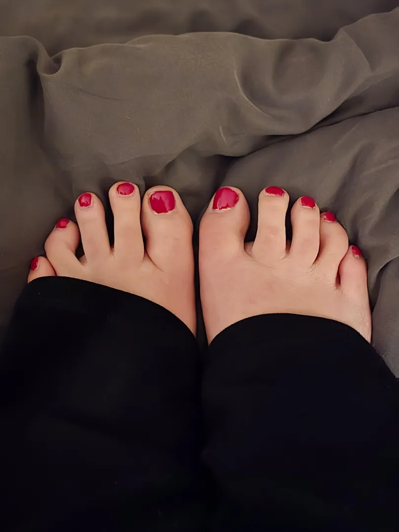 Girls night, so bestie gave me a pedicure. What's your favorite color on a set of pretty toes 