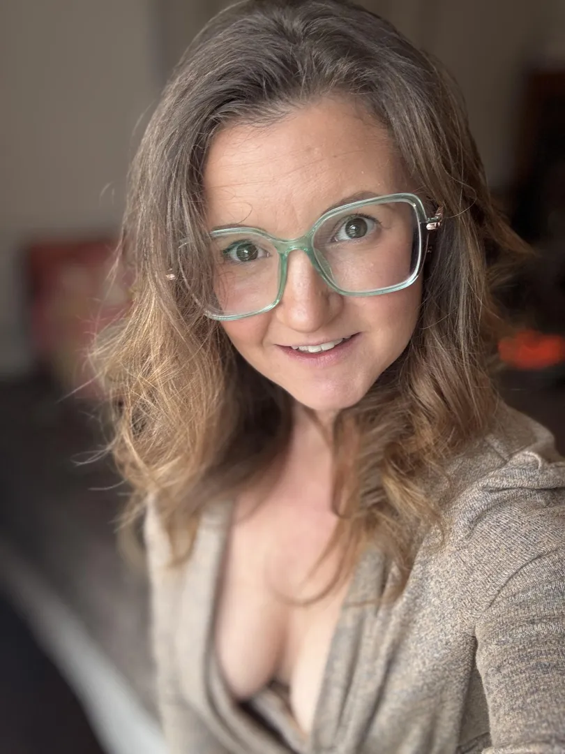 Glasses and cleavage [f]