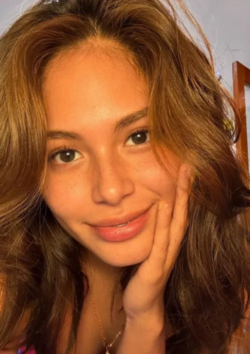 Glossy lips, quiet confidence