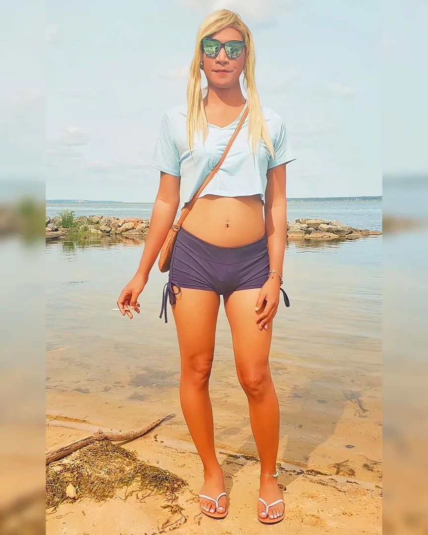 God I love short shorts! (I know smoking is bad and I'm trying to quit but I like this pic lol)