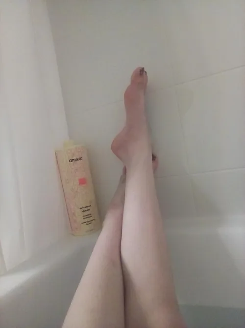 Going to the mall tmr, who tryna pay for new my foot accessories (socks, anklets, shoes etc) 