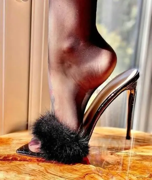 Gold stiletto + black pantyhose + fur accent = killer combo