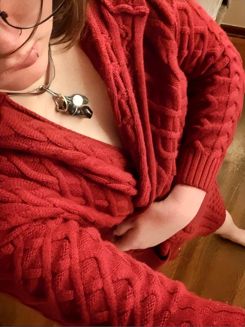 Good morning beautiful pets ‍↕️ i know it’s getting freezing out there, come home to your goddesses and get snowed in with us. Who knows my hand might slip 