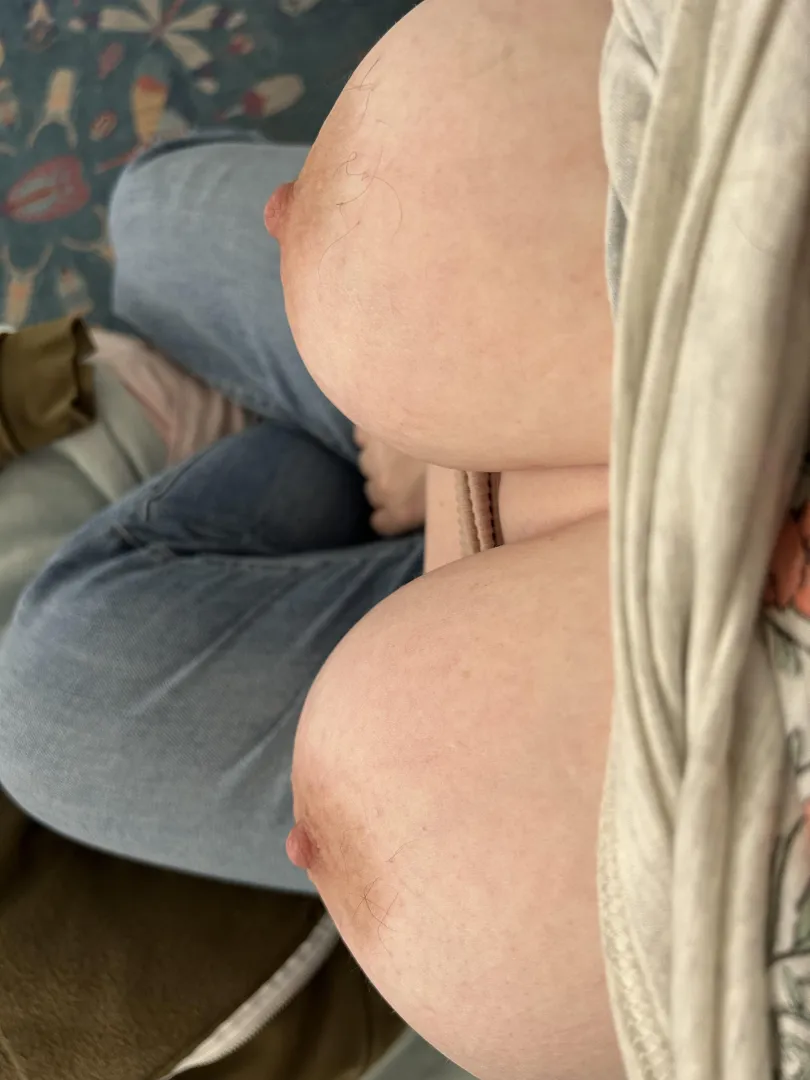 good morning from me and my hairy nips ☺️