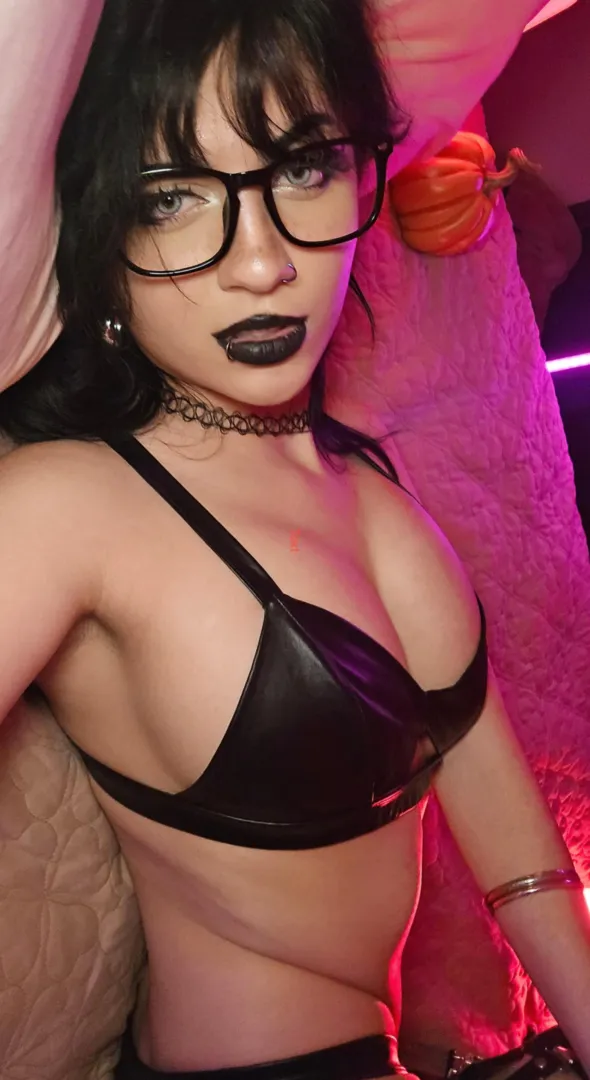 Goth girls make the best girlfriends