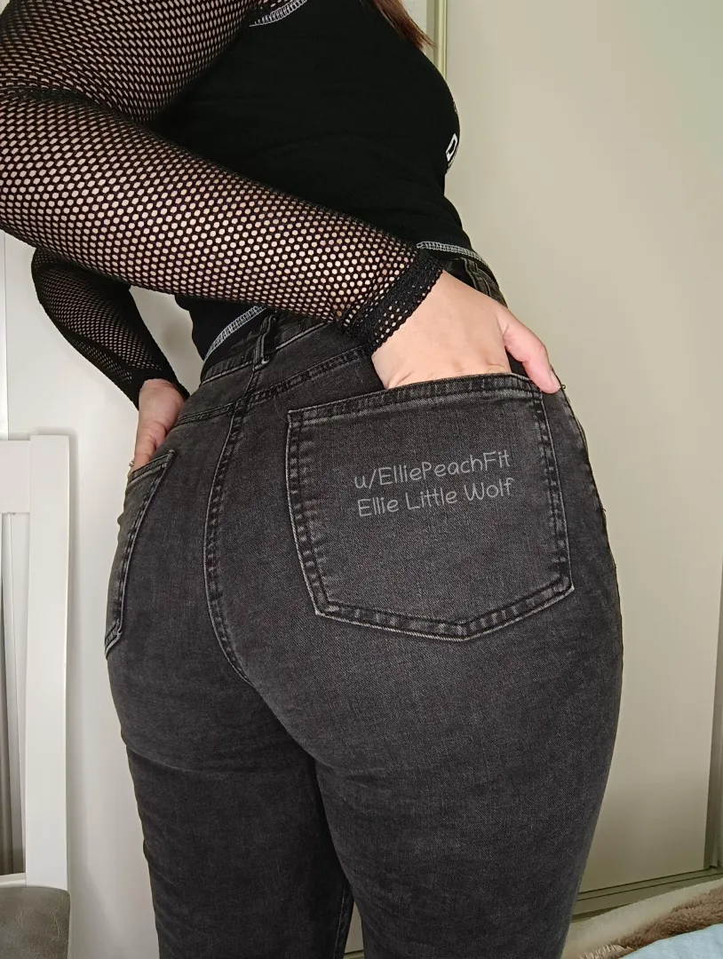 Grab my hips and pull me down harder baby I wanna crush you