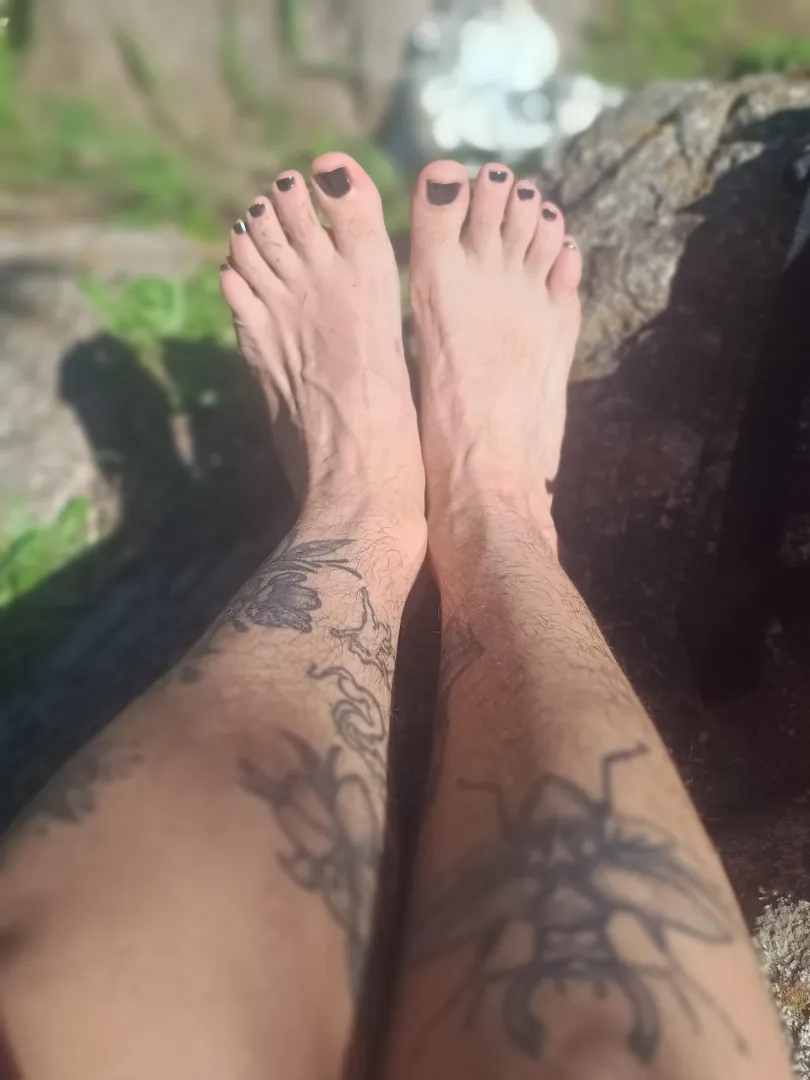 hairy feet sunbathing