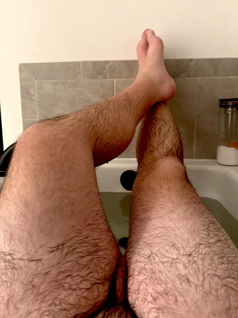 Hairy legs in the tub 
