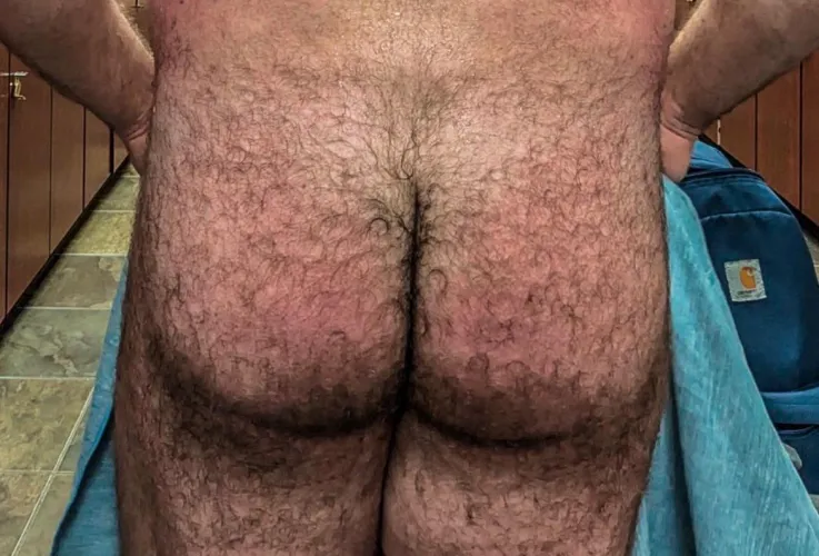 Hairy, sweaty, post-workout ass in the locker room