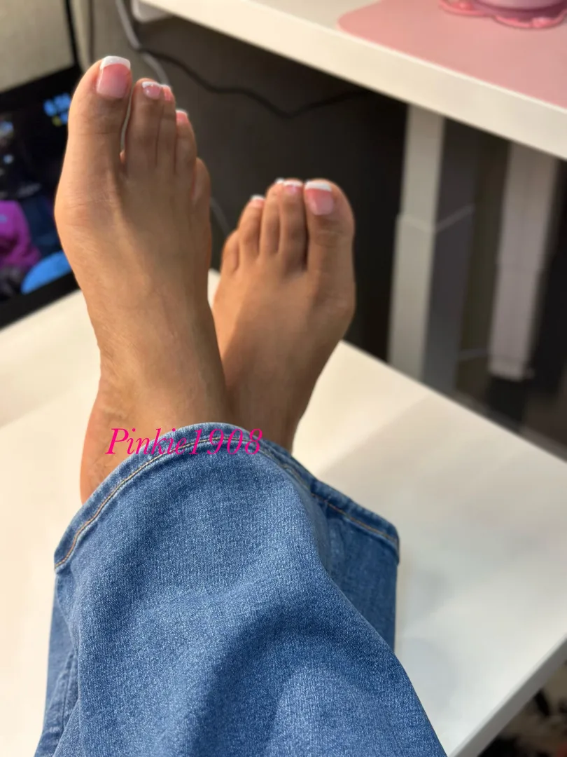 Hard at work while you’re daydreaming about being my footstool. Pay up!