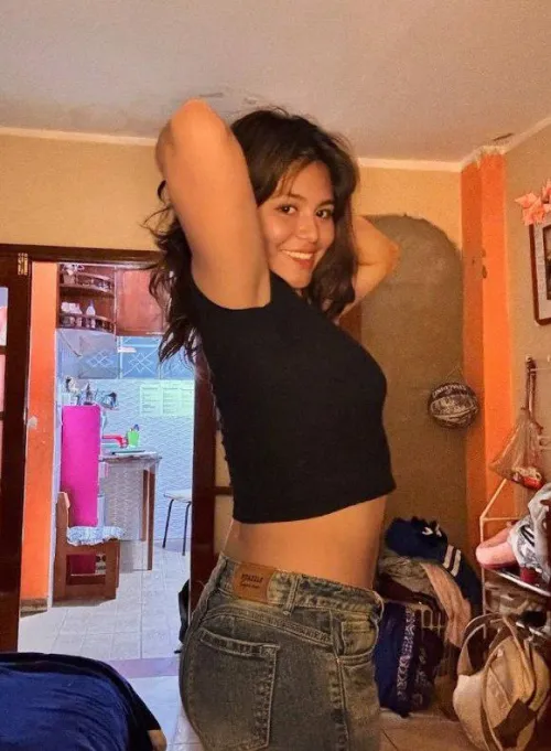 Her beauty doesn’t rely on makeup; she remains striking, confident, and irresistibly real without it.