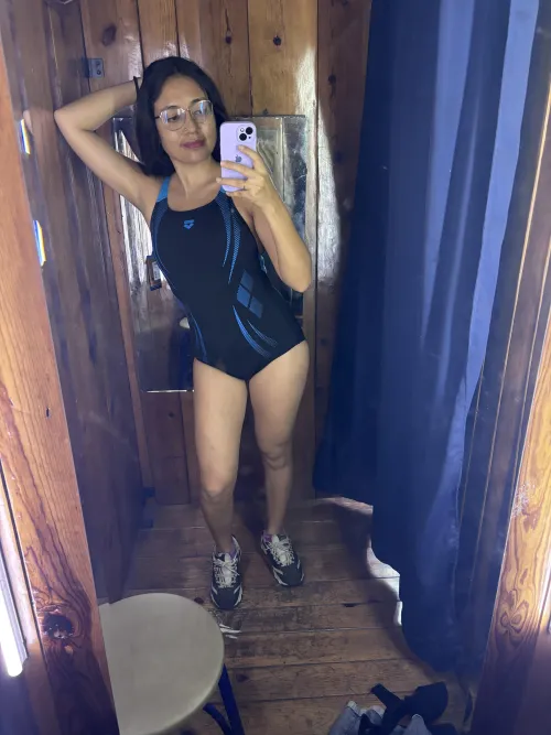 Here inside it is so hot, I need a hand