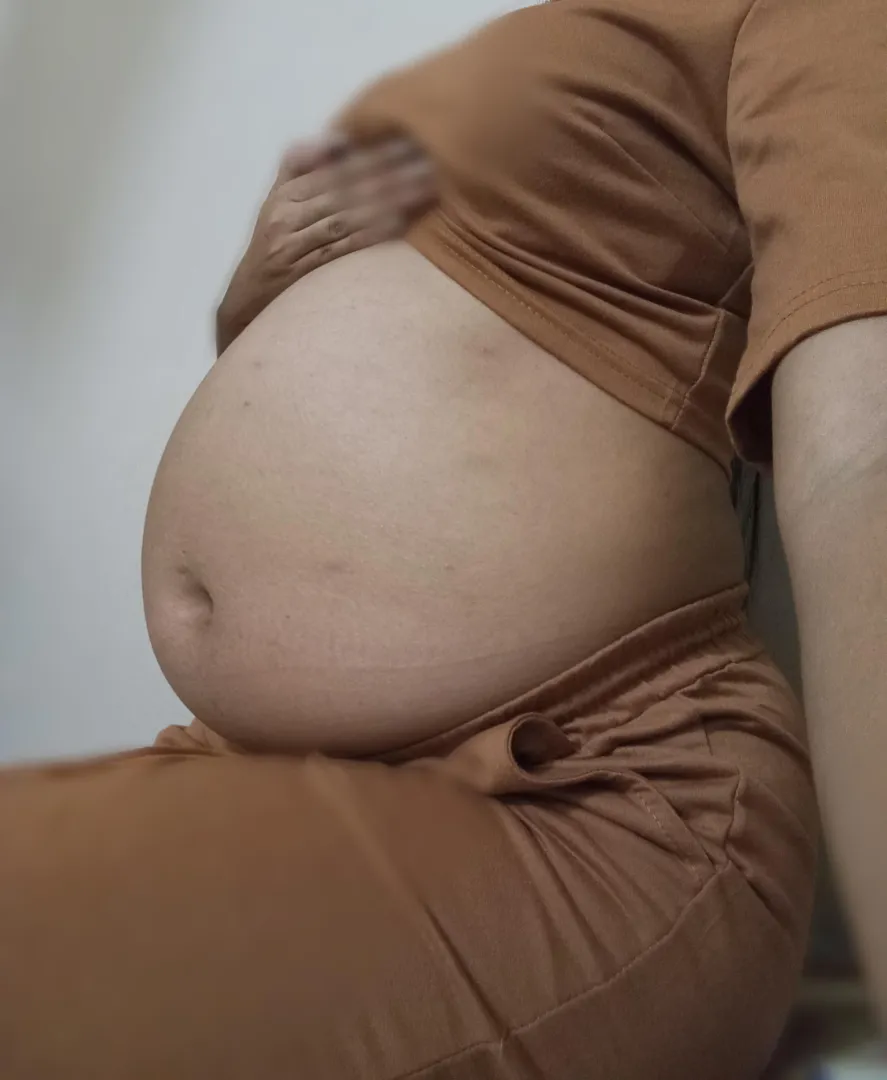 Hi, I'm so sweet and sexy. Looking for a good daddy, I'd love to take my clothes off and play daddy.