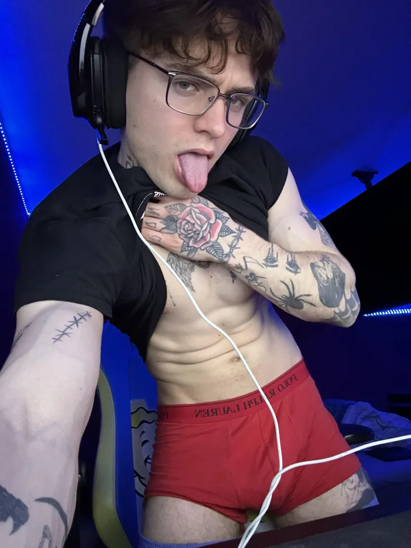 hollister model here