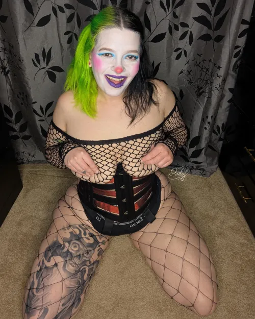 Honk if curvy clown girls make you horny 