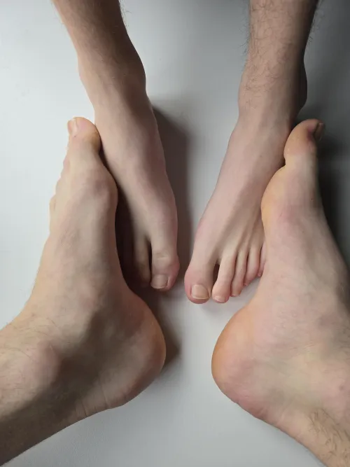 horny gay couple with a Feet fetish posting their feet. Come find all of our exclusive content on feetfinder (couplesfeetfetish) 