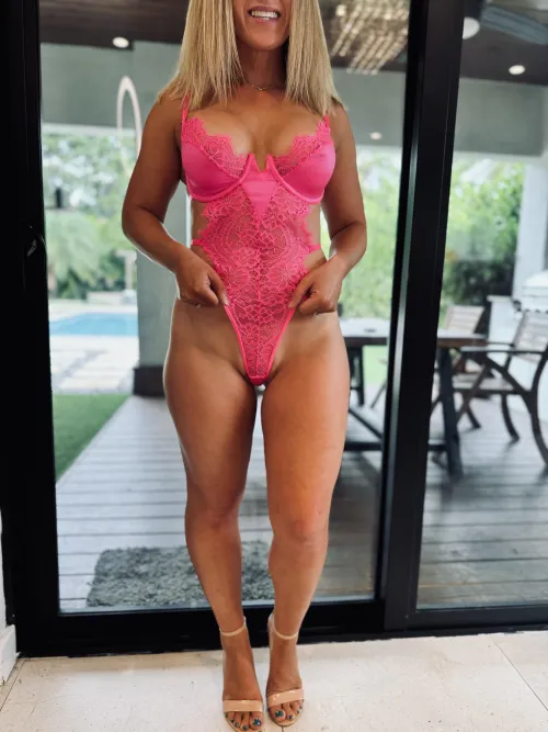 Hot pink on a haute hotwife y'all