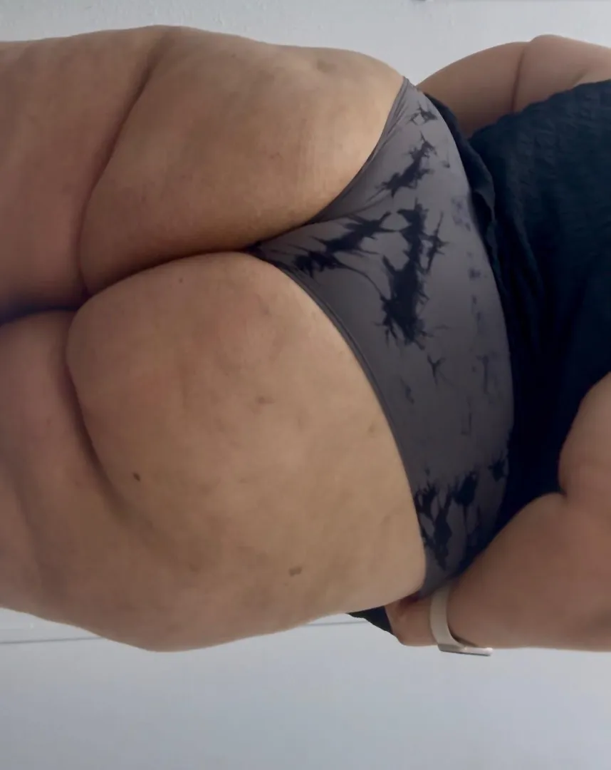 Hubby says I Need some big dick🍆🍑