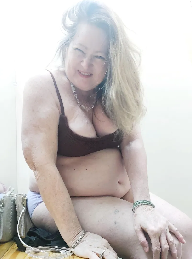 I am a cougar who needs your face on her body