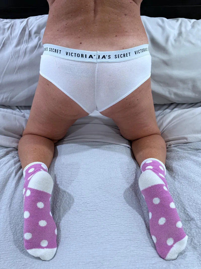 I am still around, just been busy. Christmas customs are available, here is a recent sample of a custom request ❤️