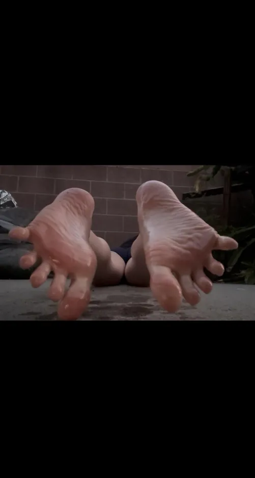 I bet I can distract you with these gorgeous asian feet :)