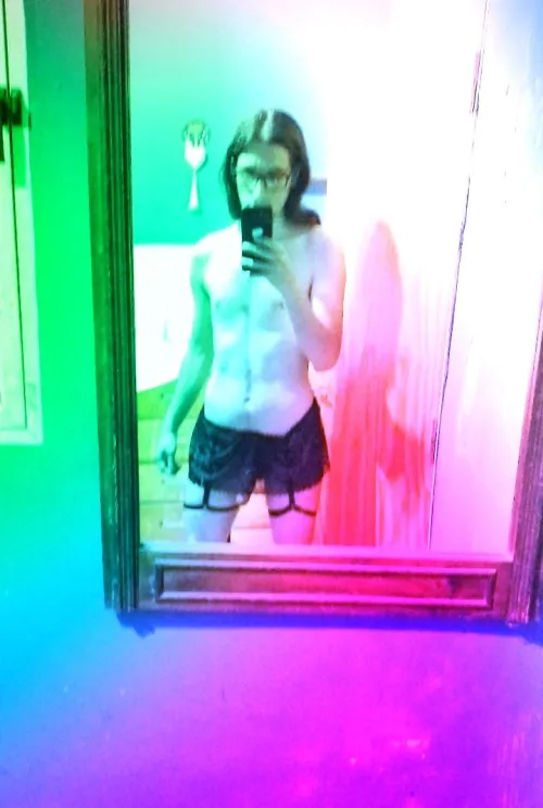 I bought this lace mini skirt with garters and I love it 🙈