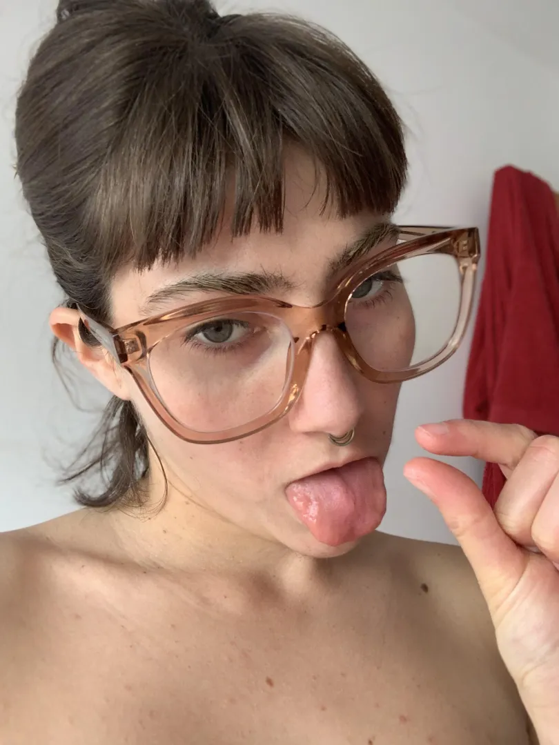 I don't have to open my mouth to eat that little thing... but no, sweetie, I'll never put that peanut near to my pinky wet cute tongue