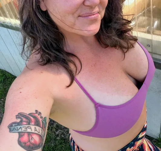 I don't think the neighborhood minds this mom doing yard work