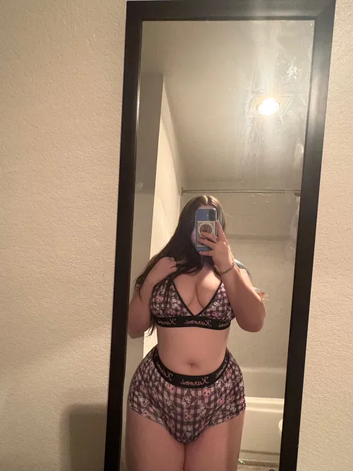 i got new kuromi jammie’s :3 who wants to take them off for me