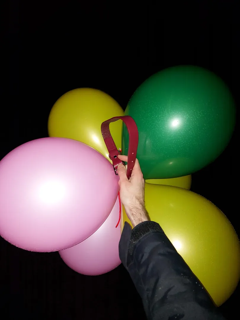 I have a phobia/kink of balloons and had a bunch tied to my collar
