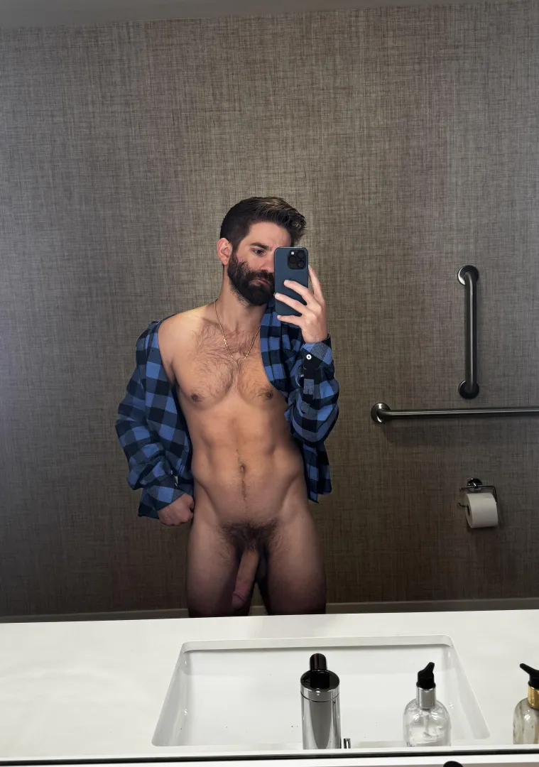 I just can't resist a mirror selfie in my naked figure