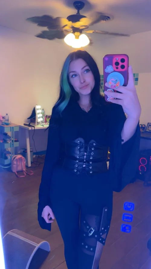 I just want someone to be cozy, nerdy and silly with. Talk to me about your day, your problems, and your favorite things. Watch my favorite trash tv with me, like a real bf. Make me your girl and I'll give you the safe space to share everything. <3 S