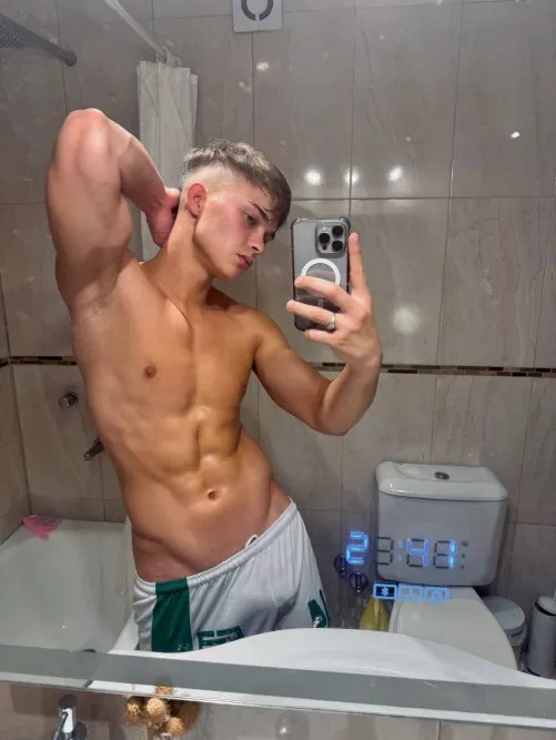 I just woke up and show you my first selfie