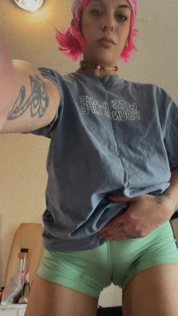 I love a camel toe in some Nike pros. Bruh. 