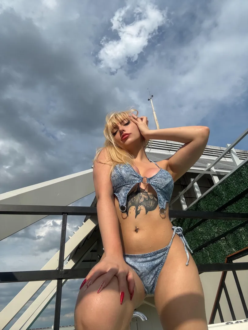 I love getting my belly button licked