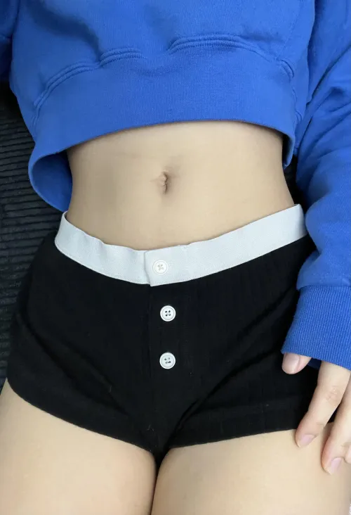 I love hoodies that don’t cover my tummy